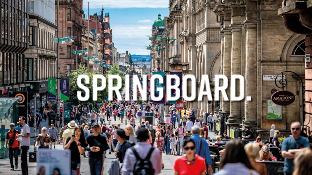 Warm and sunny weather sees footfall rise by +4.2% in UK high streets